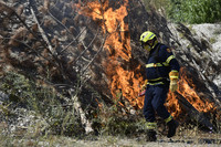 Die Feuerwehr beim Legen eines Brandes für Übungszwecke.