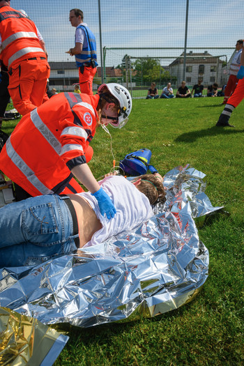 Notfallsanitäterin versorgt eine simulierte verletzte Person