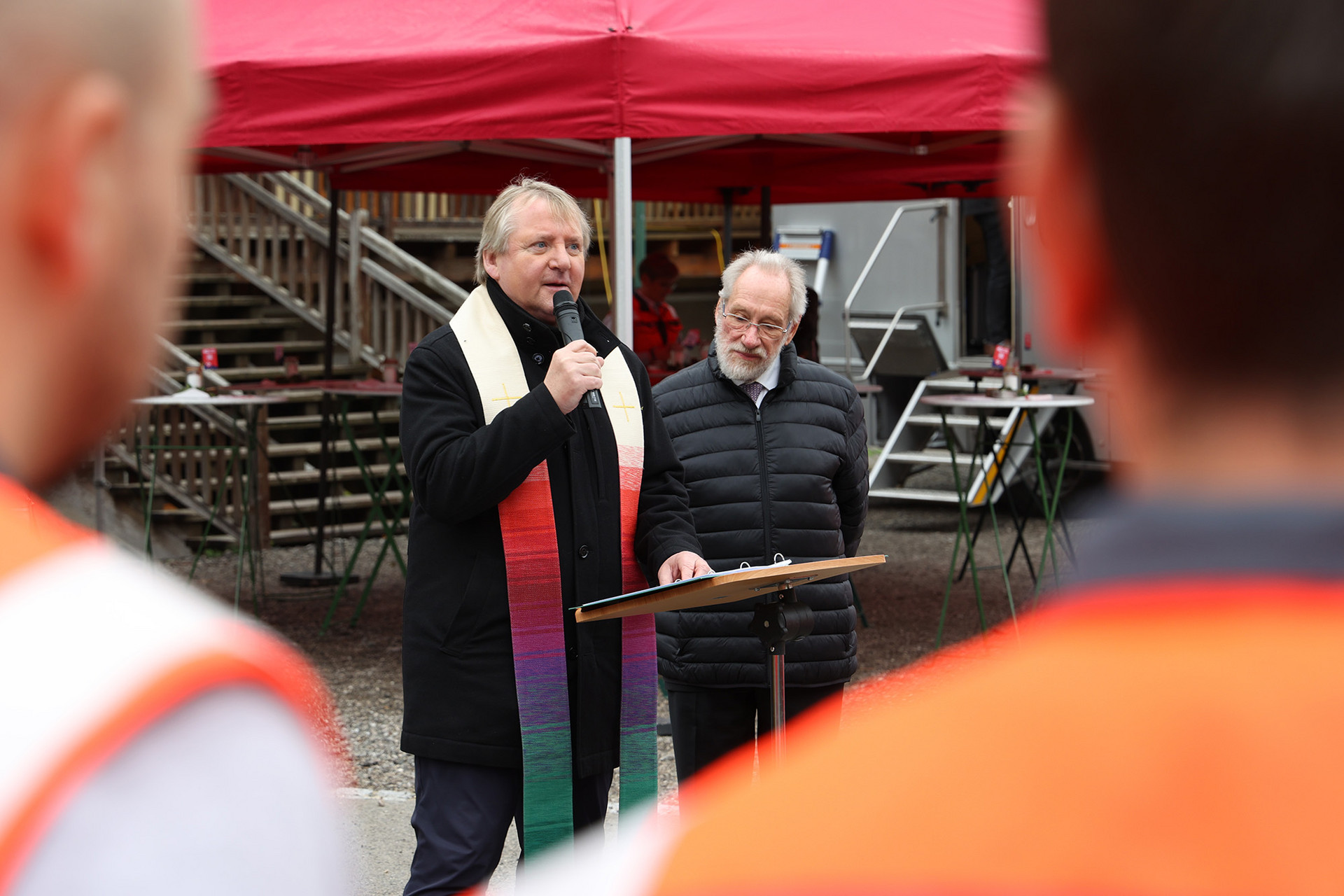 Der Pfarrer beim Gottesdienst