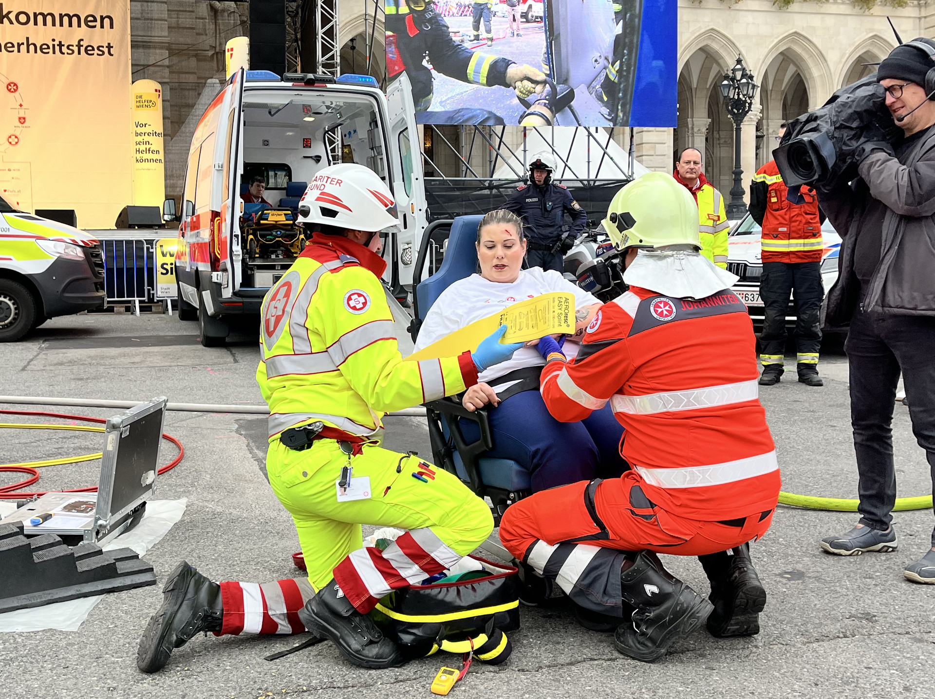 Die Johanniter bei einer Einsatzvorführung zum Thema "Verkehrsunfall".