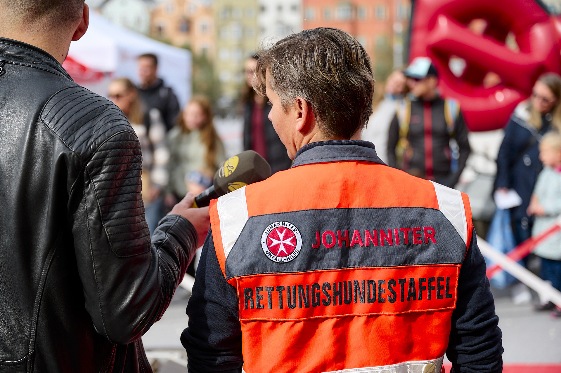 Eine Johanniterin der Rettungshundestaffel