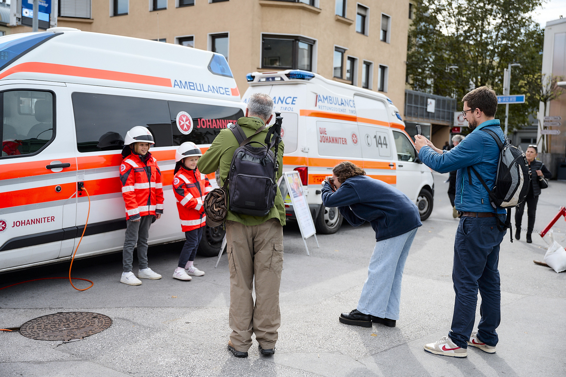 Kleine Besucher:innen tragen die Johanniter-Uniform für ein Foto.