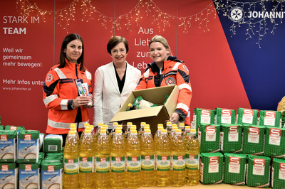 Doris Schmidauer mit unseren zwei Johanniterinnen Barbara Wohlmut (li) und Elena Martins (re).