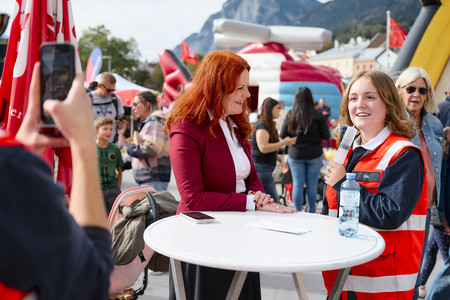 Eine Johanniterin interviewt eine Frau für Social Media.