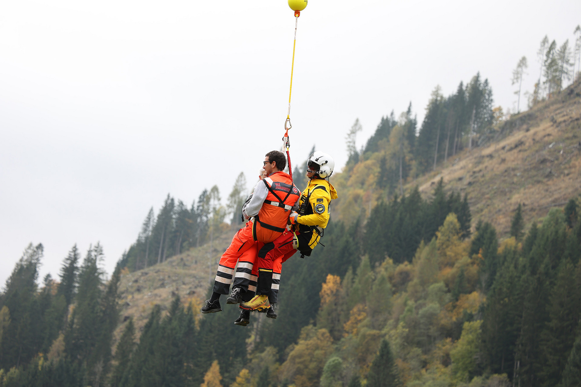 Zwei Johanniter und ein Bergretter fliegen mit dem Alpin 1