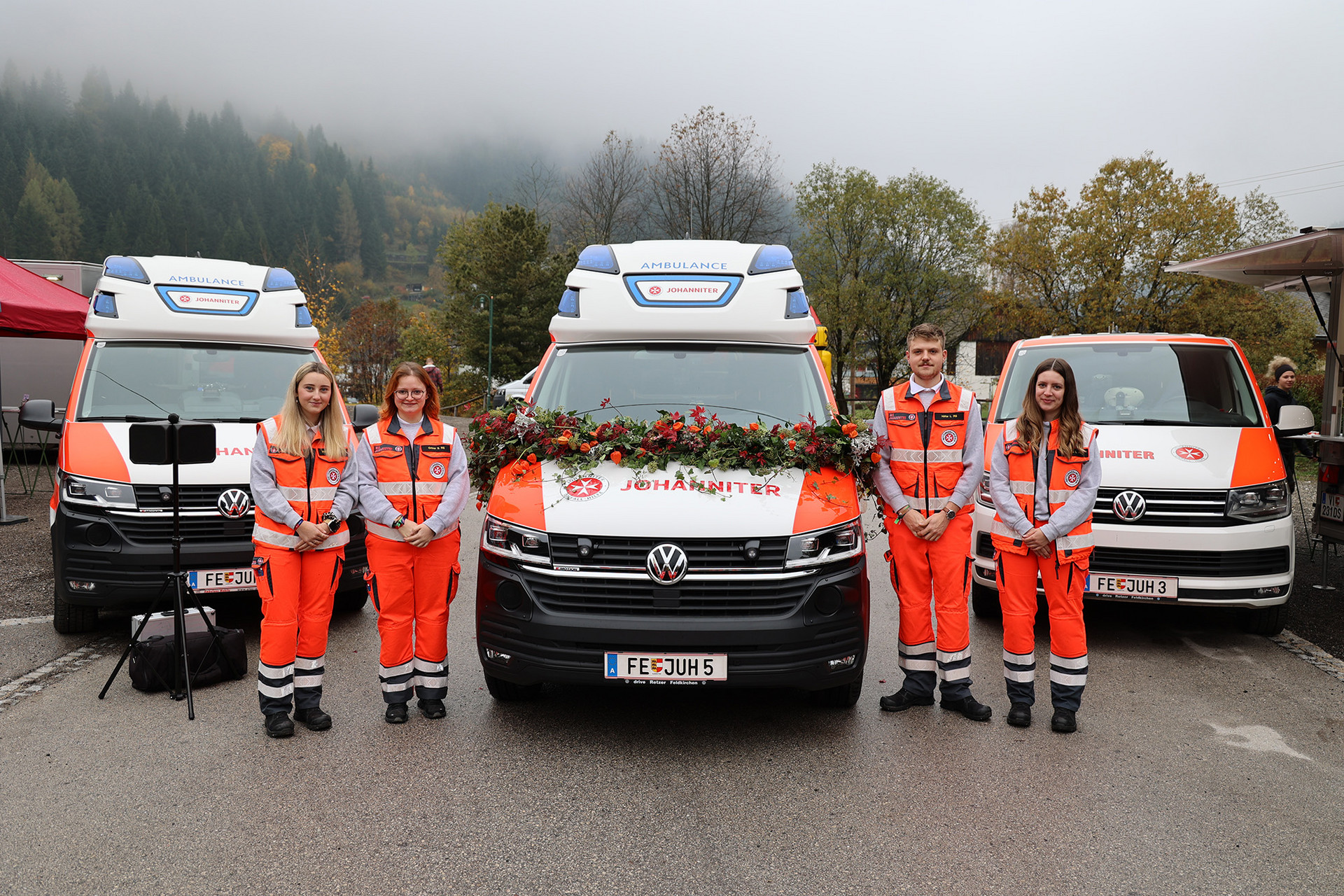 Die Pat:innen des neuen Krankentransportwagens.