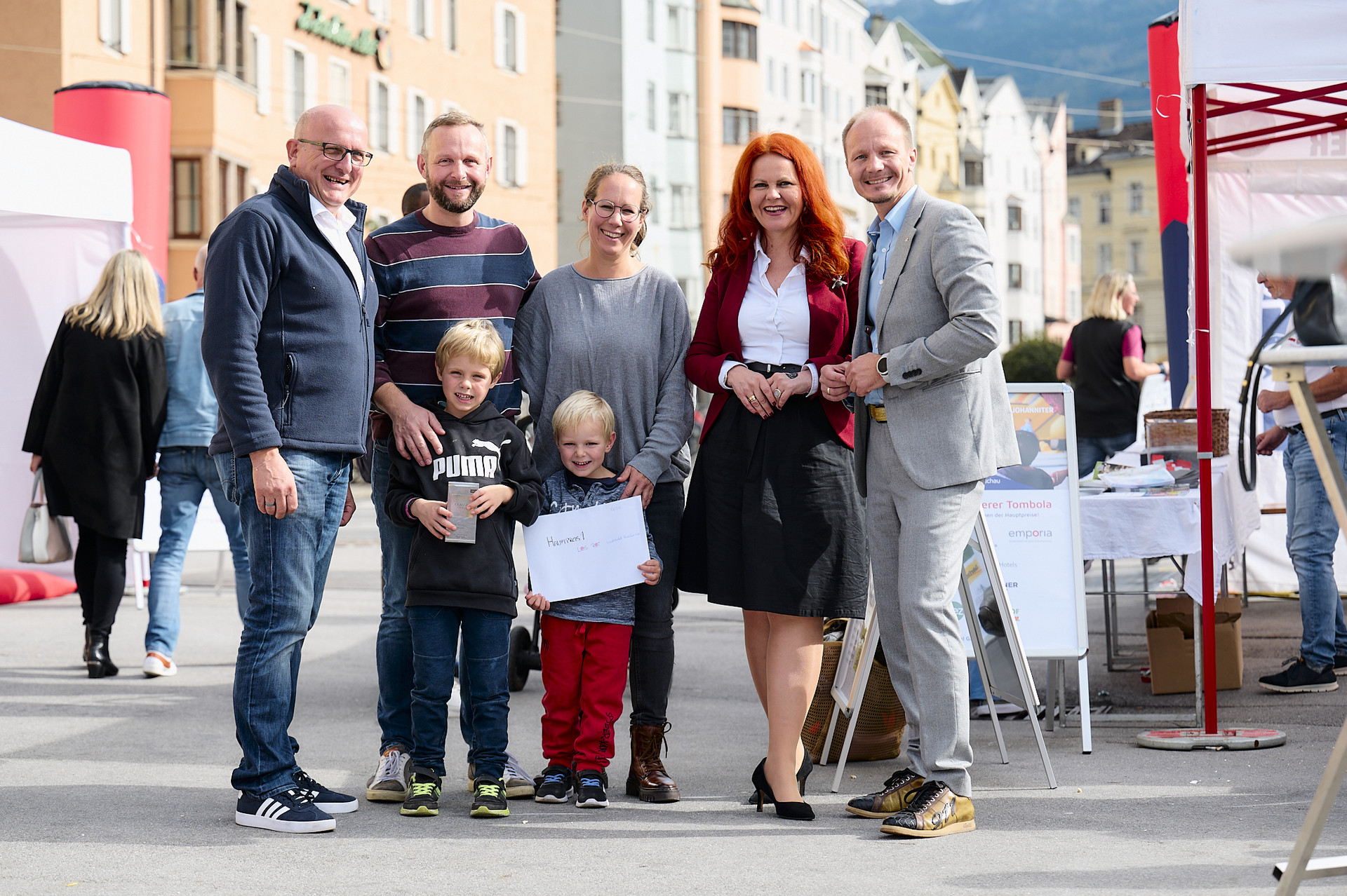 Franz Bittersam, Geschäftsführer Tirol, lächelt mit Besucher:innen in die Kamera, darunter der Innsbrucker Bürgermeister und die Landesrätin.