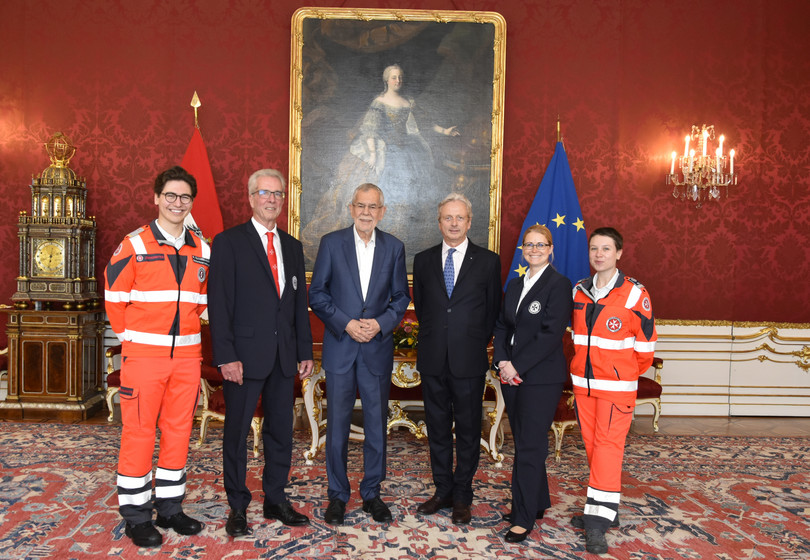 Die Johanniter-Delegation beim Bundespräsidenten in der Hofburg.