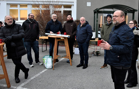 Georg Aumayr, Leiter des Forschungs- und Innovationszentrums der Johanniter, begrüßt die Teilnehmer:innen.