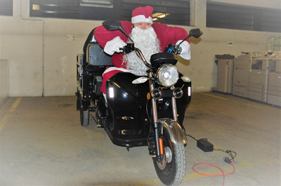 Die Rentiere waren anderwertig unterwegs, daher kam der Johanniter-Weihnachtsmann mit einem E-Tuktuk.