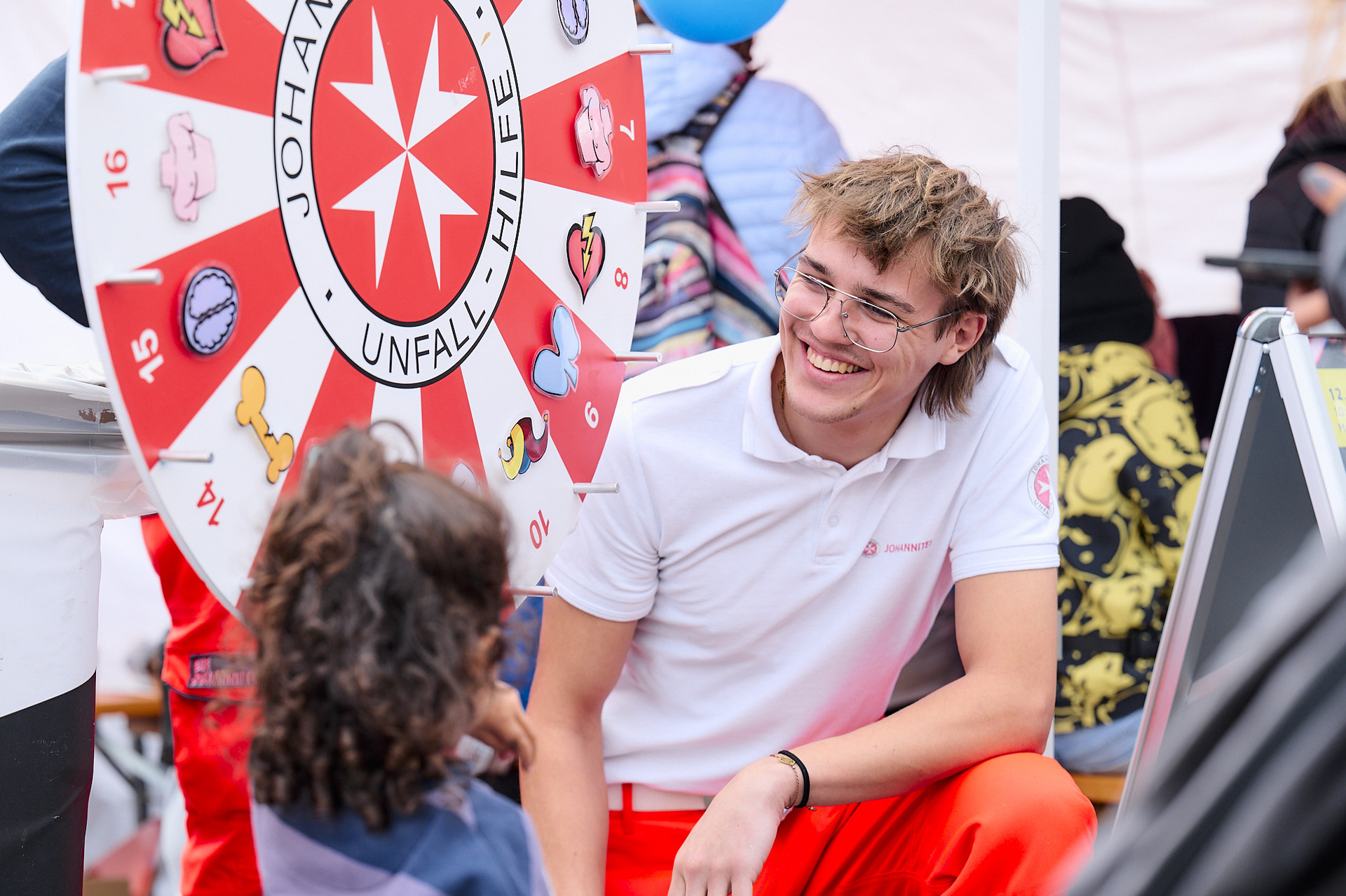 Ein Kind dreht am Johanniter-Glücksrad.