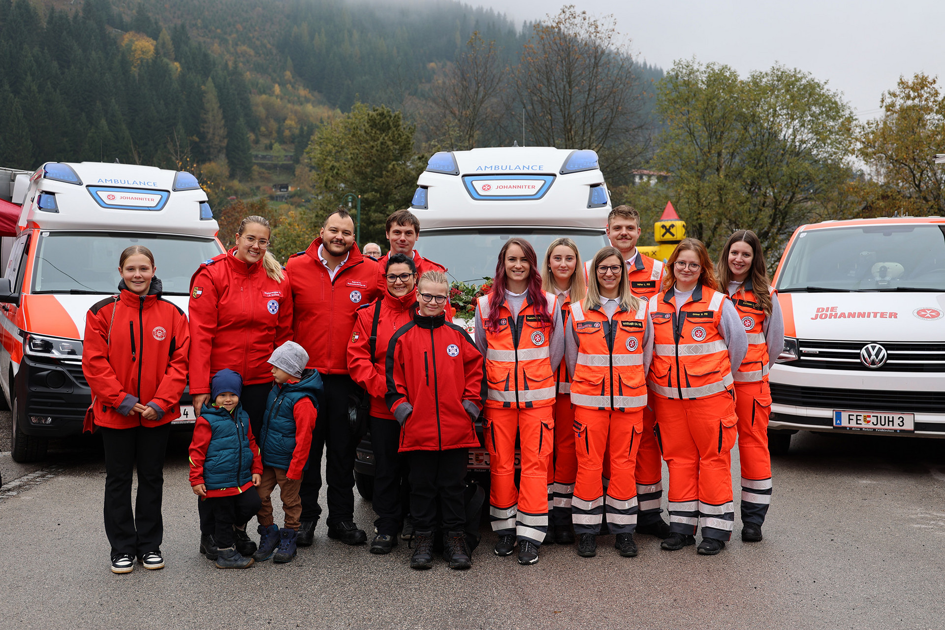 Gruppenfoto vor dem neuen Einsatzauto