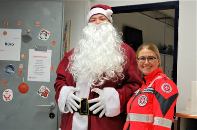 Der Johanniter-Weihnachtsmann wurde von Johanniter-Bundesgeschäftsführerin Petra Grell-Kunzinger beim Geschenkeverteilen unterstützt.