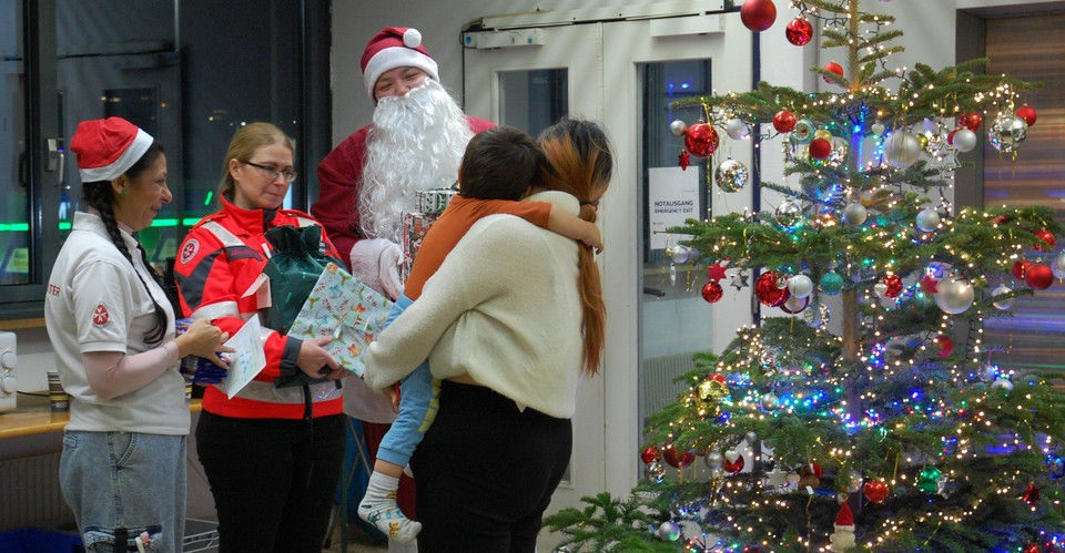 Für manche Kinder war es das erste Weihnachten mit Weihnachtsbaum und Geschenken.